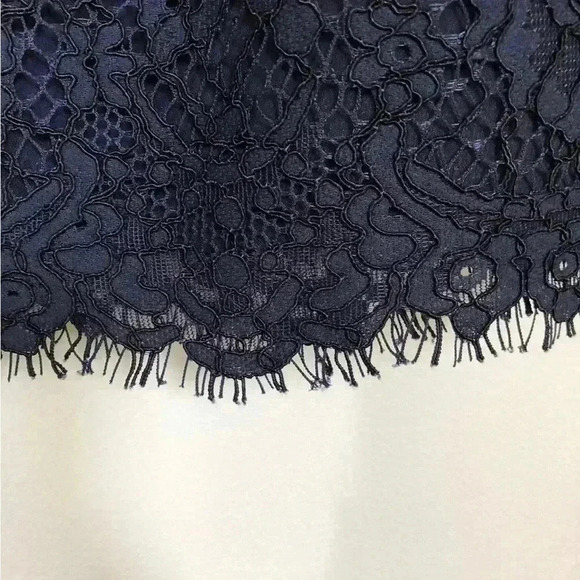 *NWT* J. Crew Women’s M Navy Blue Floral Lace Scalloped Hem Sleeveless Blouse - Picture 4 of 10